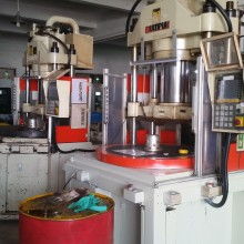  東莞銘輝塑膠機械廠 主營 立式注塑機